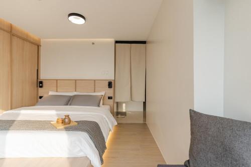 Eastwood City 1BR Muji Home Luxe Minimalist Fast WiFi, Manila (photo 11)