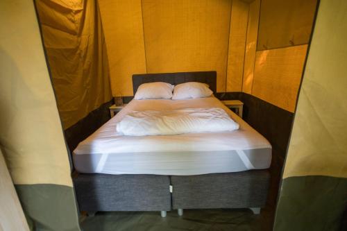 Prachtige 4 persoons glampingtent op rustige kleine camping in 't Zand