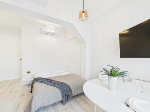 Bright Apartments with Air Conditioning Near the Copernicus Science Center in Warsaw by Noclegi Renters, Varsavia