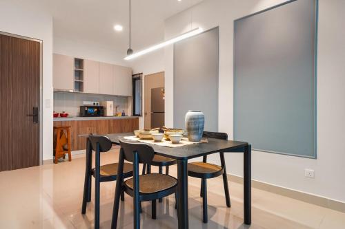 Sunset Skyline 3BR @ M Vertica | MRT+Wi-Fi+Netflix - image 12