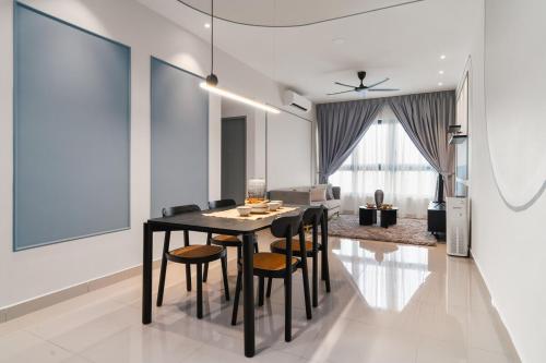 Sunset Skyline 3BR @ M Vertica | MRT+Wi-Fi+Netflix - image 13