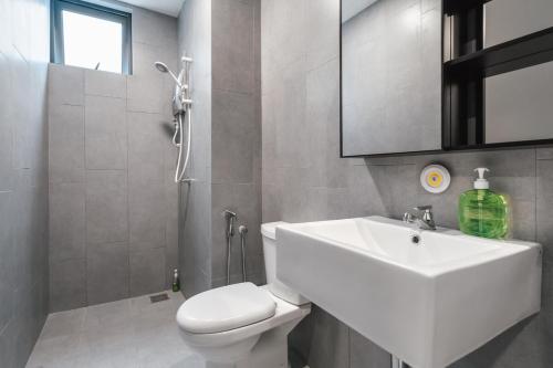 Sunset Skyline 3BR @ M Vertica | MRT+Wi-Fi+Netflix 