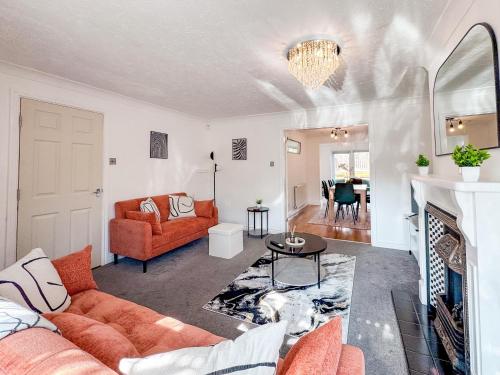 4 Bedroom House, Private Parking, Golf, Perfect For Families & Contractors, Лидс (фото 3)