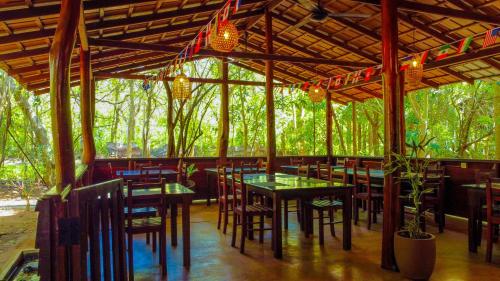 Restaurant, Jungle Host Hostel And Tree House in Sigiriya