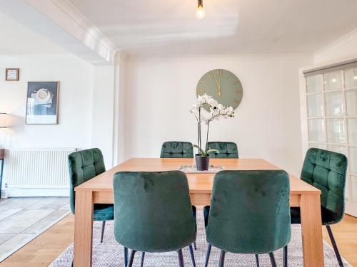 Facilities, 4 Bedroom House, Private Parking, Golf, Perfect For Families & Contractors near Sand Moor Golf Club