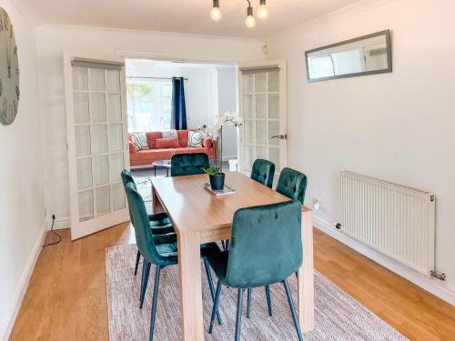 4 Bedroom House, Private Parking, Golf, Perfect For Families & Contractors, Лидс (фото 5)