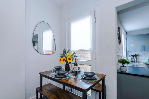 Stylish 3-Bed Home in Liverpool by 53 Degrees Property, Ideal Great for Large Groups & Business, Sleeps 8!, Liverpool (photo 4)
