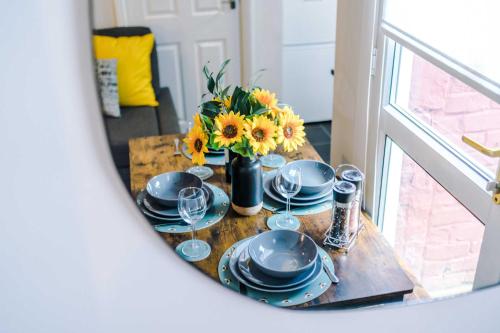Stylish 3-Bed Home in Liverpool by 53 Degrees Property, Ideal Great for Large Groups & Business, Sleeps 8!, Liverpool (photo 5)