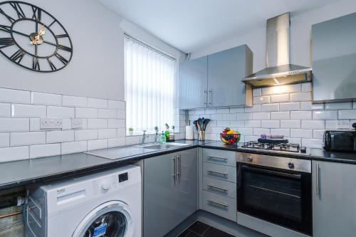 Stylish 3-Bed Home in Liverpool by 53 Degrees Property, Ideal Great for Large Groups & Business, Sleeps 8!, Liverpool (photo 6)