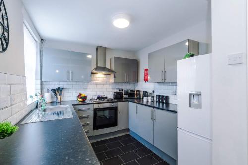 Stylish 3-Bed Home in Liverpool by 53 Degrees Property, Ideal Great for Large Groups & Business, Sleeps 8!, Liverpool (photo 7)