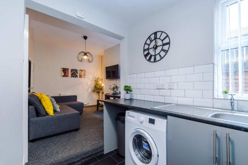 Stylish 3-Bed Home in Liverpool by 53 Degrees Property, Ideal Great for Large Groups & Business, Sleeps 8!, Liverpool (photo 8)