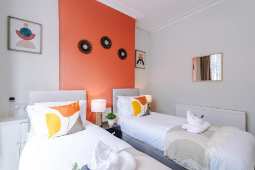 Stylish 3-Bed Home in Liverpool by 53 Degrees Property, Ideal Great for Large Groups & Business, Sleeps 8!, Liverpool (photo 10)
