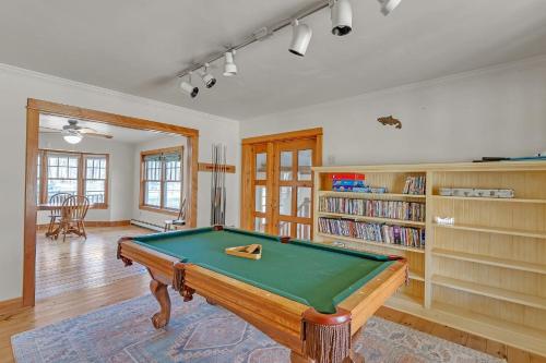 . Charming Country 4BR Retreat with Riverfront Views cabin