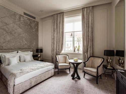 Hotel Bellotto near Monument to the Warsaw Uprising