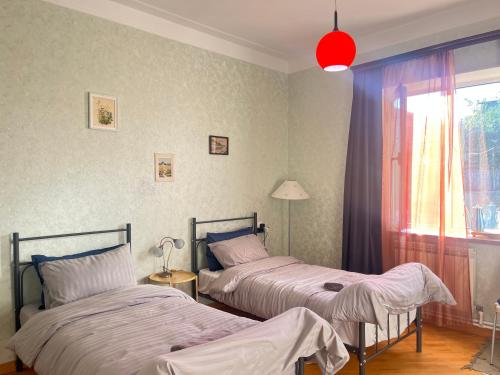 2 twin beds
