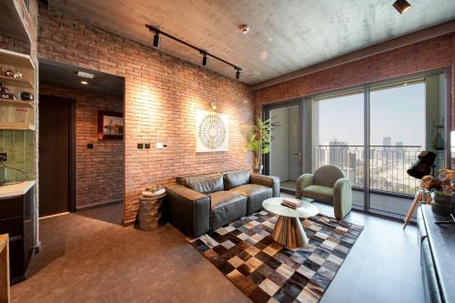 PVH - Edgy and Modern Comfort 1BR Downtown Views 2 - image 11