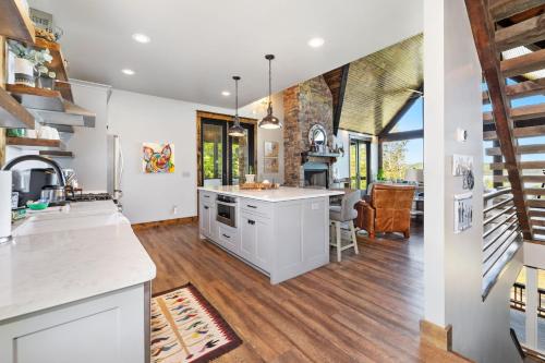 Shoreline Splash - Easy Access to Beaver Lake in Lost Bridge Village (AR)