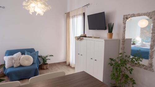 Studio Apartment with Sea View image 4