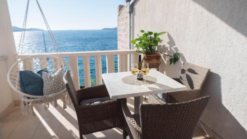 Studio Apartment with Sea View image 9