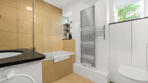 Lovely 3 Bedroom Apartment in Holland Park - image 12