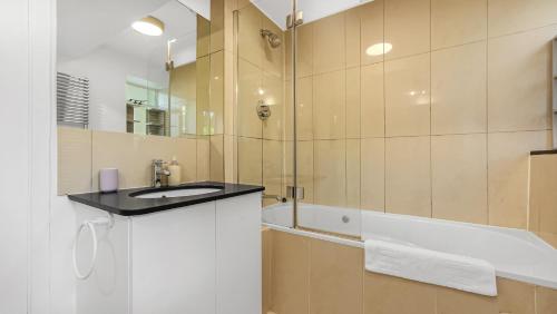 Lovely 3 Bedroom Apartment in Holland Park - main image