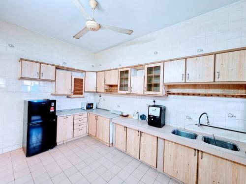 Kitchen, EasyStay Hostel in Taman Bandaraya