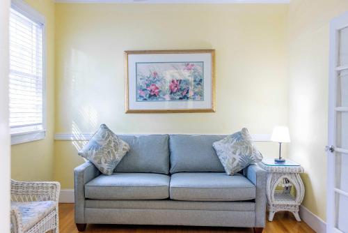 Deluxe King with Balcony - at James House with Parking! thumb 2