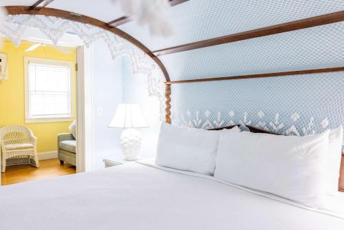 Deluxe King with Balcony - at James House with Parking! detail