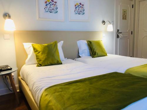 2 twin beds