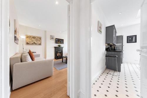 Spacious Sleep 11 with Terrace in Earls Court EC99