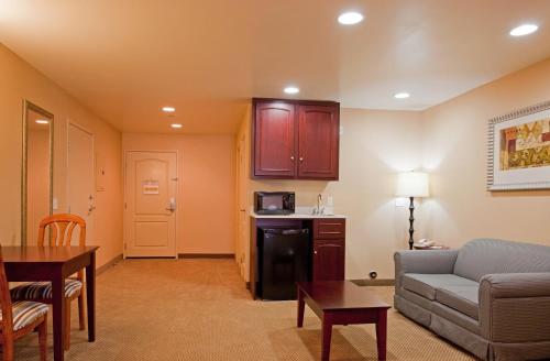 Holiday Inn Express Hotel & Suites Los Angeles Airport Hawthorne an IHG Hotel - image 7
