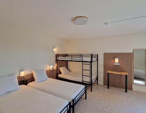 2 twin beds, 2 bunk beds