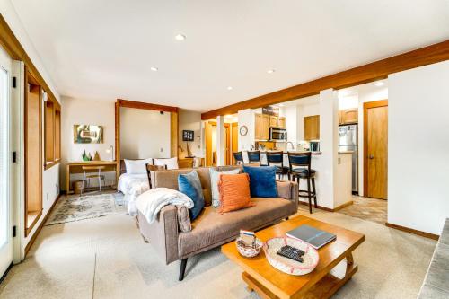 Hike, Sled and Ski! Cozy Tahoe City Condo with Hot Tub in Tahoe City (CA)