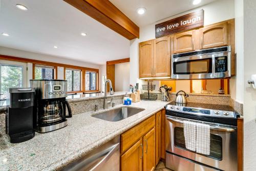 Hike, Sled and Ski! Cozy Tahoe City Condo with Hot Tub in Tahoe City (CA)