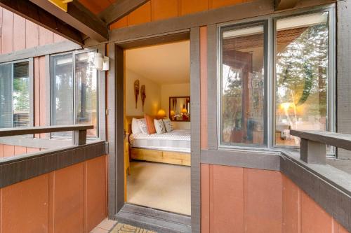 Hike, Sled and Ski! Cozy Tahoe City Condo with Hot Tub in Tahoe City (CA)