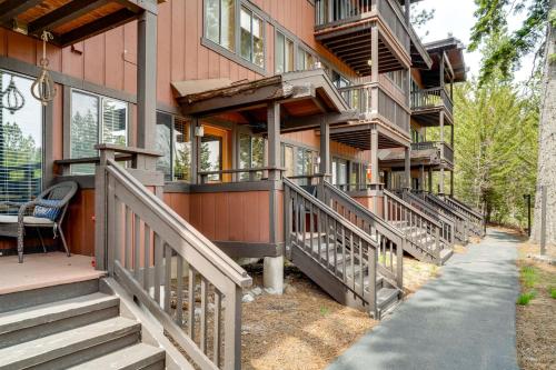 Hike, Sled and Ski! Cozy Tahoe City Condo with Hot Tub in Tahoe City (CA)