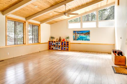 Hike, Sled and Ski! Cozy Tahoe City Condo with Hot Tub in Tahoe City (CA)