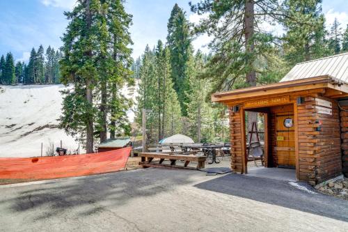 Hike, Sled and Ski! Cozy Tahoe City Condo with Hot Tub in Tahoe City (CA)