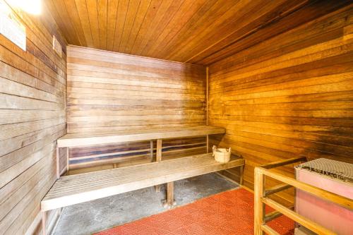 Hike, Sled and Ski! Cozy Tahoe City Condo with Hot Tub in Tahoe City (CA)