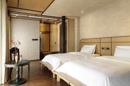 Double Room with Patio image 5