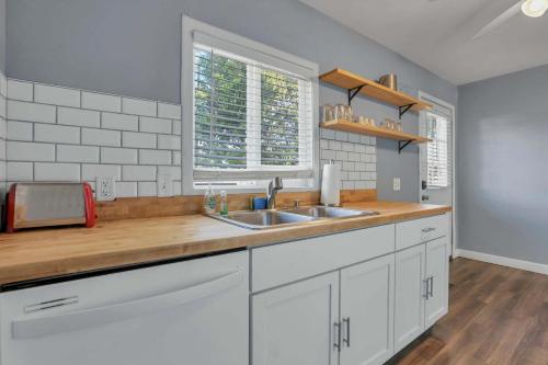 Housepitality - The Sunset House in Clintonville