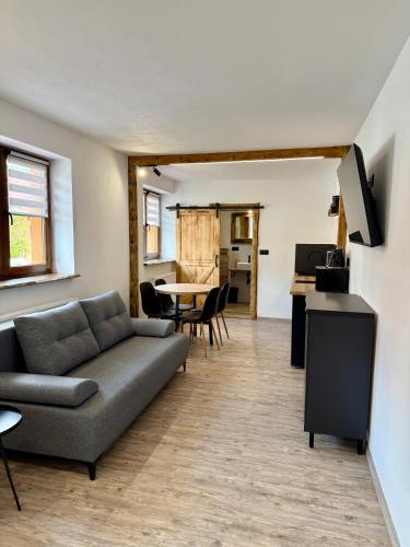 2 queen beds, 1 sofa bed