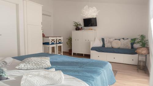 Studio Apartment with Sea View image 6
