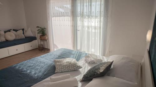 Studio Apartment with Sea View image 8