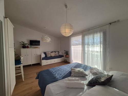 Studio Apartment with Sea View image 4