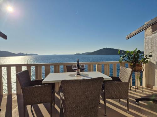 Studio Apartment with Sea View image 2
