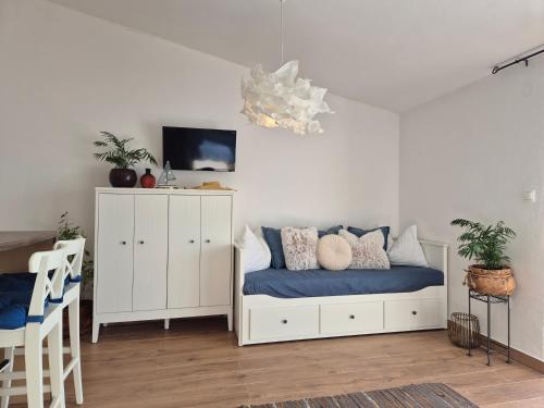 Studio Apartment with Sea View image 7
