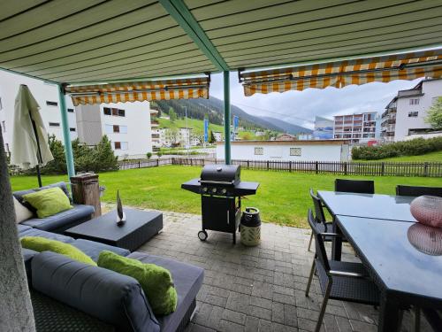 Grosszügige 3 Schlafzimmer Wohnung mit privatem Garten neben Jakobshornbahn – khách sạn tại Davos Platz