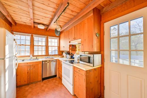 Walk to Amagansett Beach: Cottage w/ Deck! in Amagansett (NY)