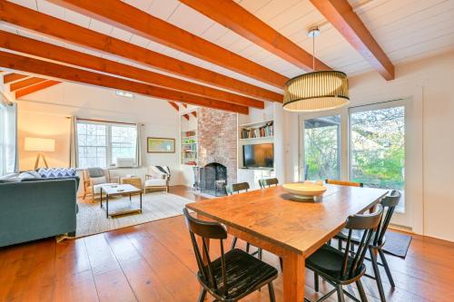 Walk to Amagansett Beach: Cottage w/ Deck! in Amagansett (NY)